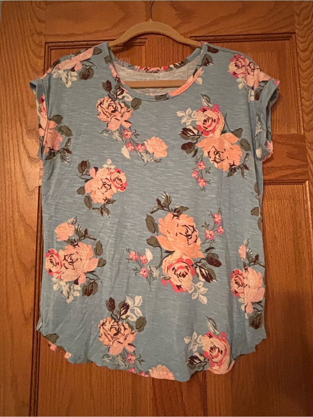 24/7 Maurices Light Blue Floral Short Sleeve Tee with Peach Rose Print